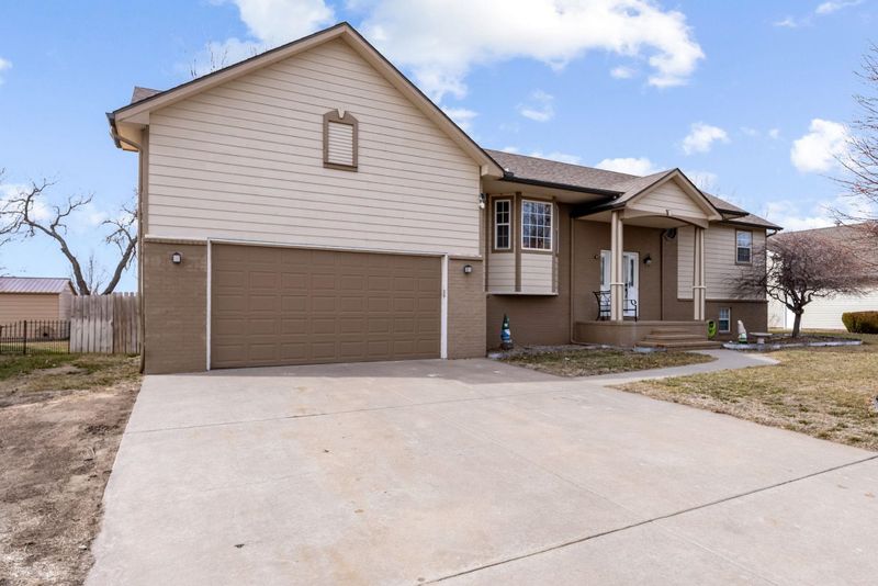 1309 Redbud Ct, Halstead, KS 67056