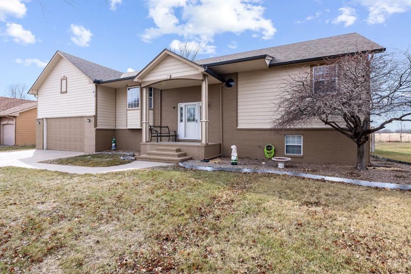 1309 Redbud Ct, Halstead, KS 67056