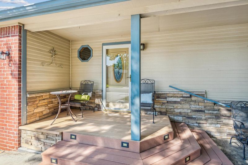 901 Clover Ln, Valley Center, KS 67147