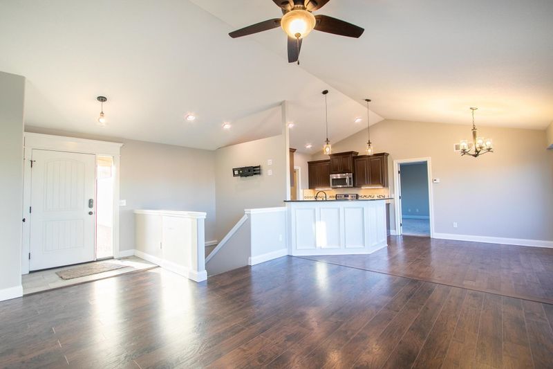125 Springlake Dr, Newton, KS 67114