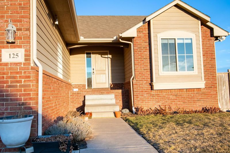 125 Springlake Dr, Newton, KS 67114