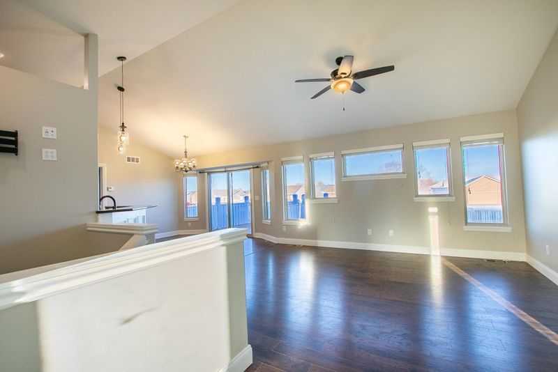 125 Springlake Dr, Newton, KS 67114