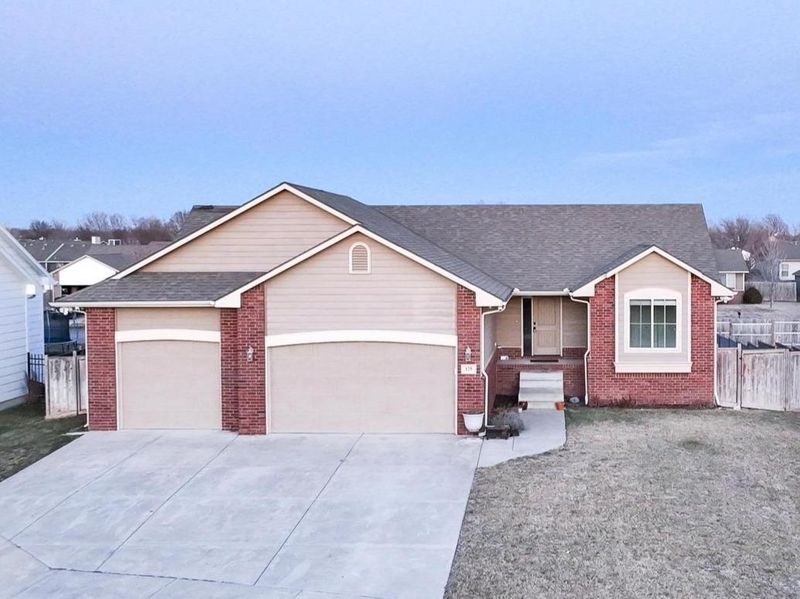 125 Springlake Dr, Newton, KS 67114
