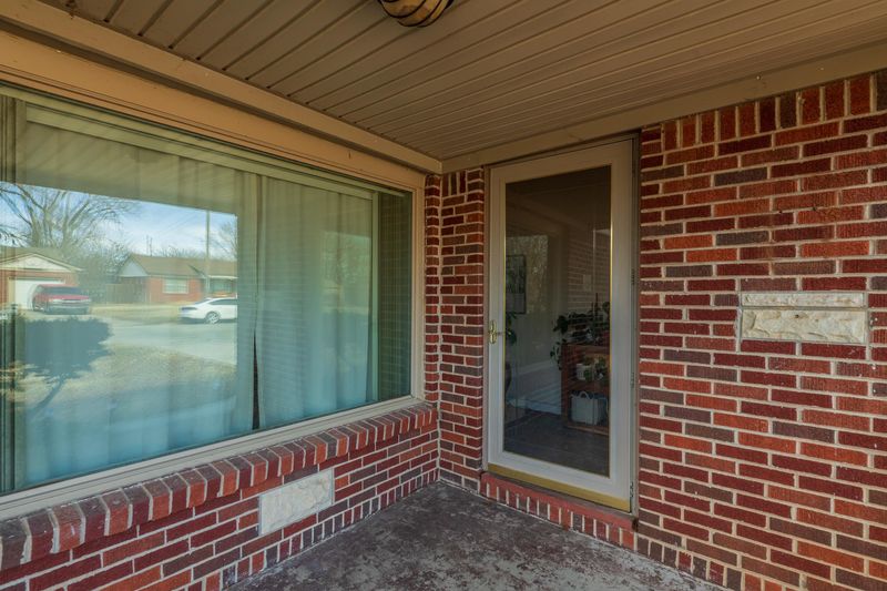 301 W Hunter, Haysville, KS 67060