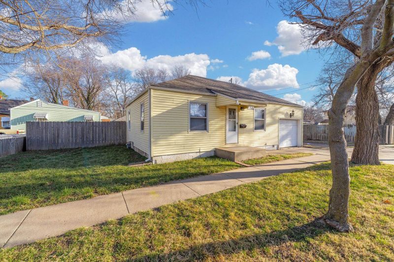 2710 E Lincoln St, Wichita, KS 67211