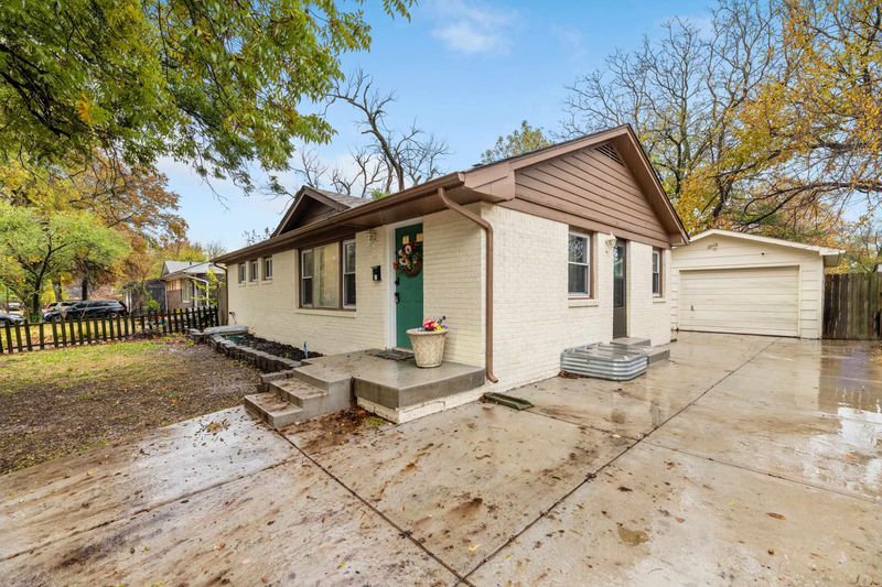 939 S Apache Dr, Wichita, KS 67207