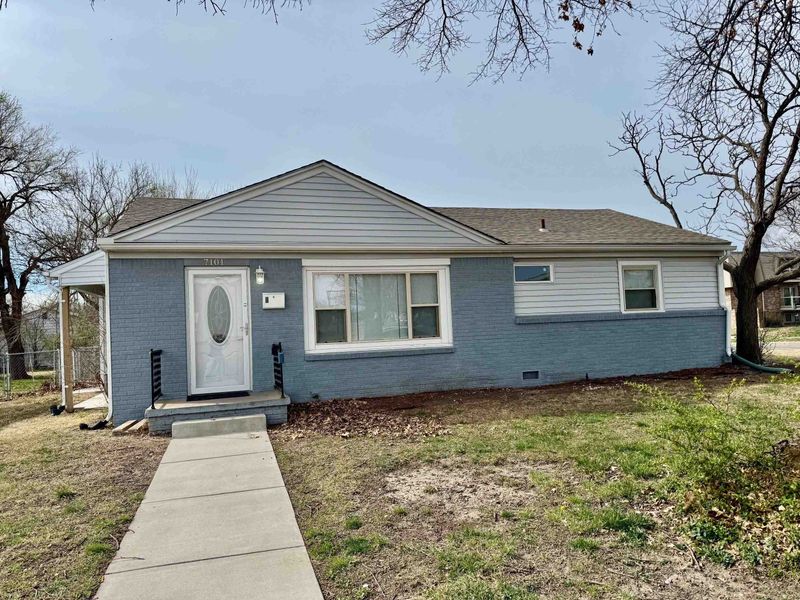 7101 E Castle Dr, Wichita, KS 67207