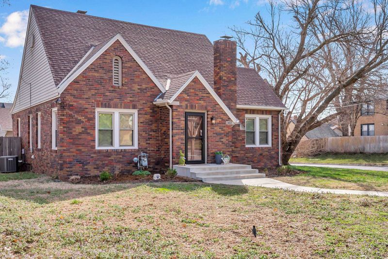 302 N Dellrose Ave, Wichita, KS 67208