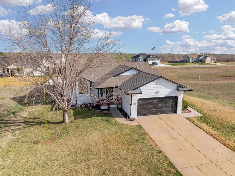 402 E Edinborough Cir, Bentley, KS 67016