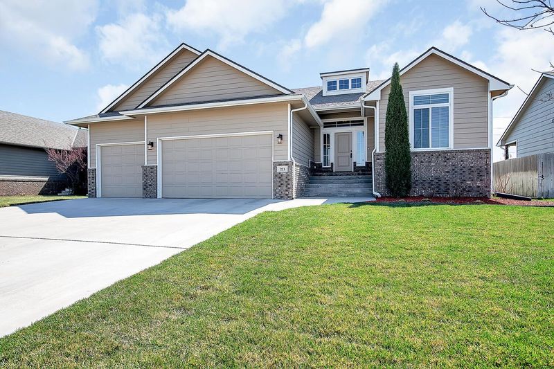 221 Springlake Dr, Newton, KS 67114