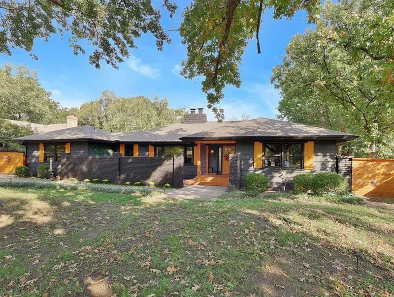 64 E Norfolk Dr, Eastborough, KS 67206