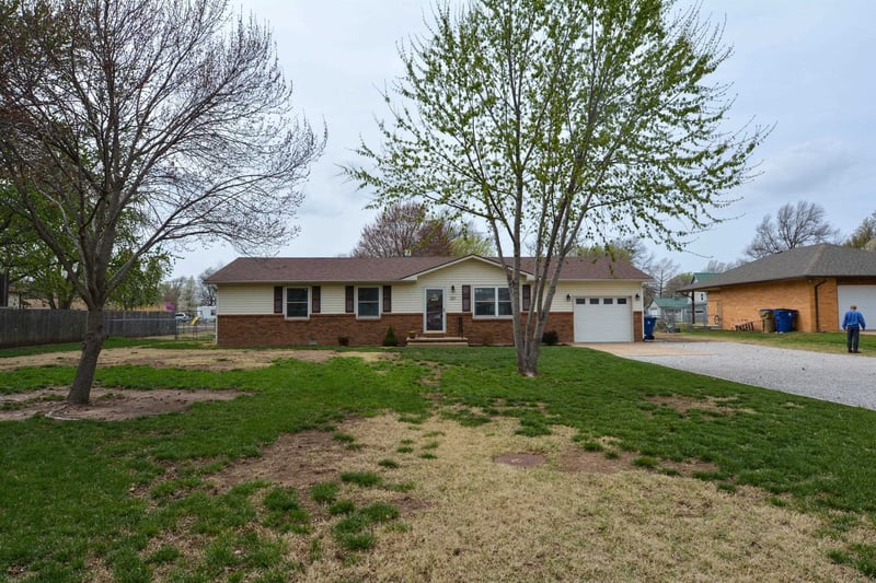 251 N Pratt St, Mount Hope, KS 67108