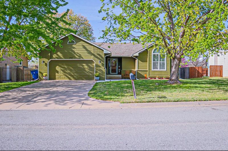 4557 N Eagle Lake Dr, Bel Aire, KS 67220