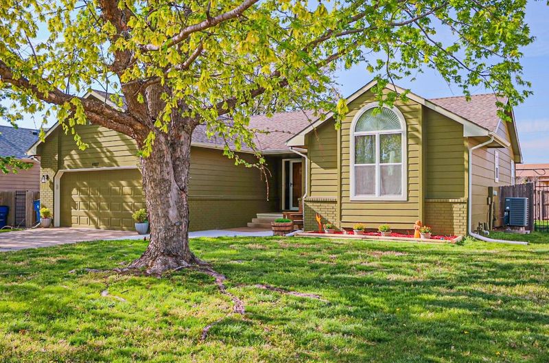 4557 N Eagle Lake Dr, Bel Aire, KS 67220
