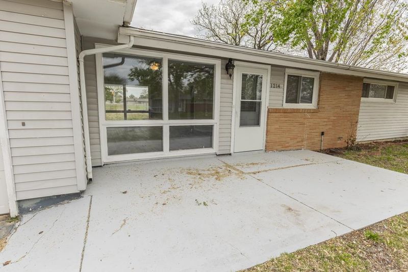 1214 Crescent Dr, Salina, KS 67401