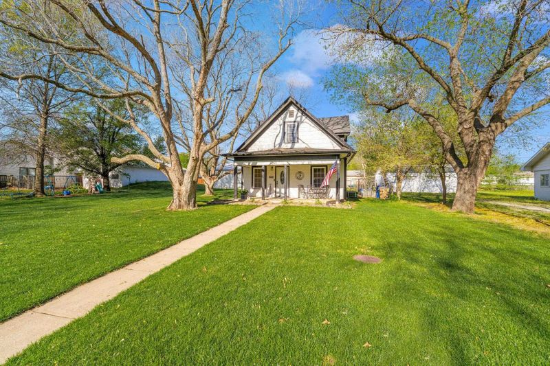 241 S 3rd St, Clearwater, KS 67026