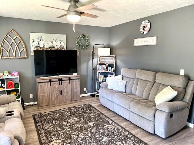 2324 Shalimar Dr, Salina, KS 67401