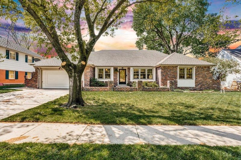 6917 E Stonegate Ln, Wichita, KS 67206