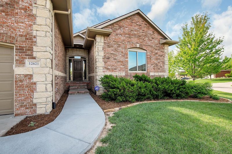 12621 E Killarney Ct, Wichita, KS 67206