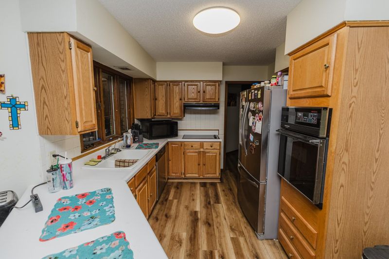 912 E Wedgewood Dr, Derby, KS 67037