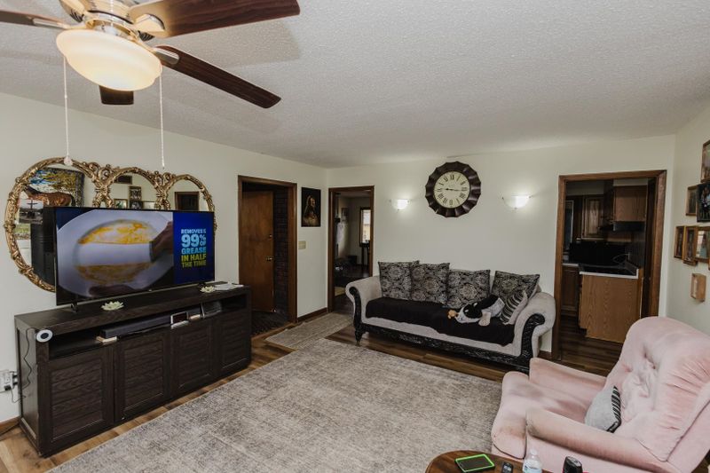 912 E Wedgewood Dr, Derby, KS 67037