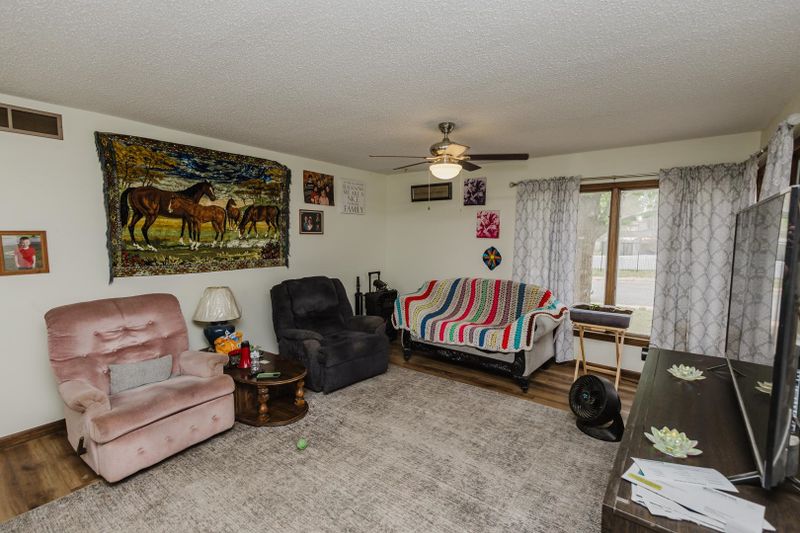912 E Wedgewood Dr, Derby, KS 67037