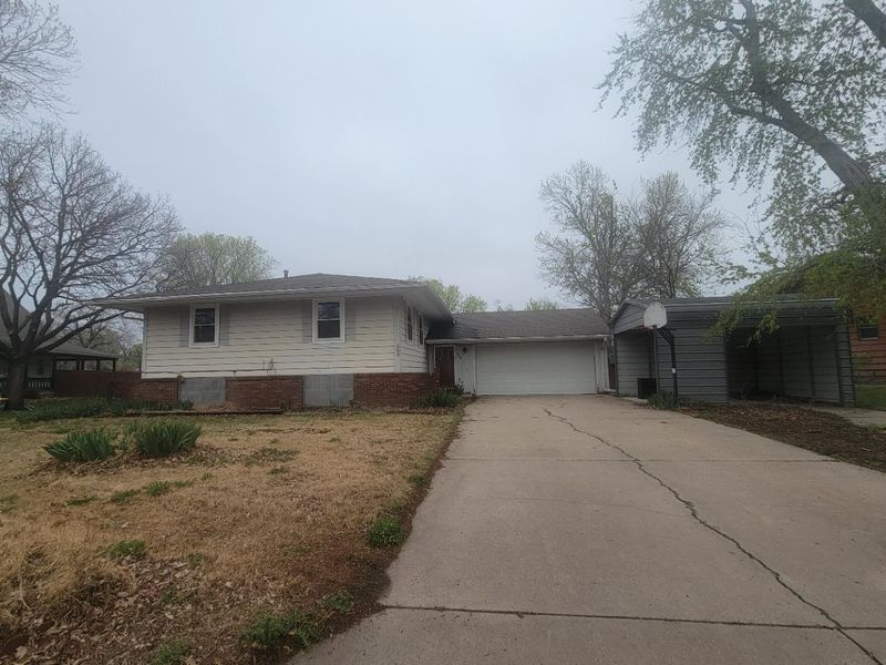 308 Brookside Dr, Newton, KS 67114