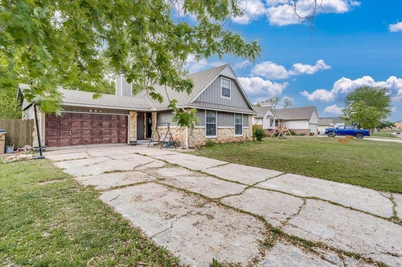 821 E 4th Cir, Douglass, KS 67039