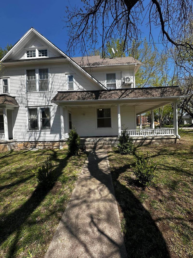 421 College St, Winfield, KS 67156