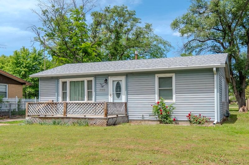 300 E Sunnydell St, Derby, KS 67037