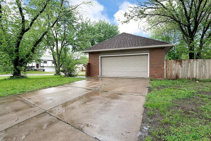 323 E Derby Hills Dr, Derby, KS 67037