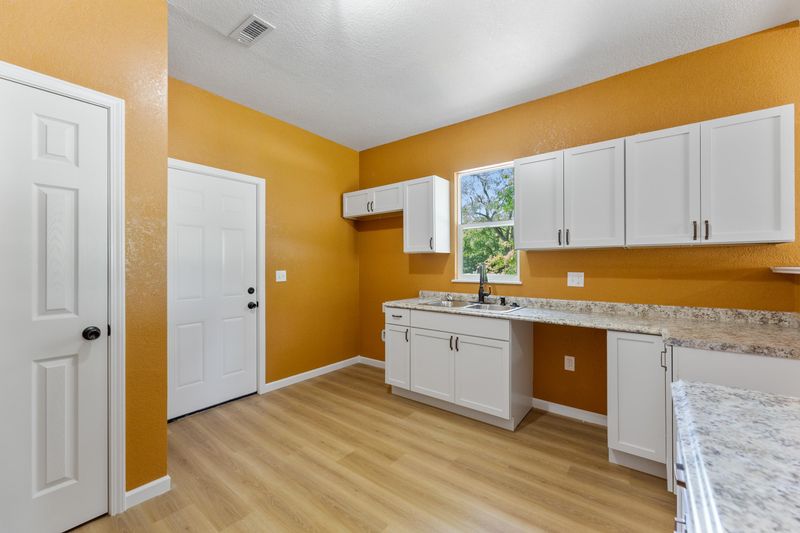 209 W 15th, Newton, KS 67114