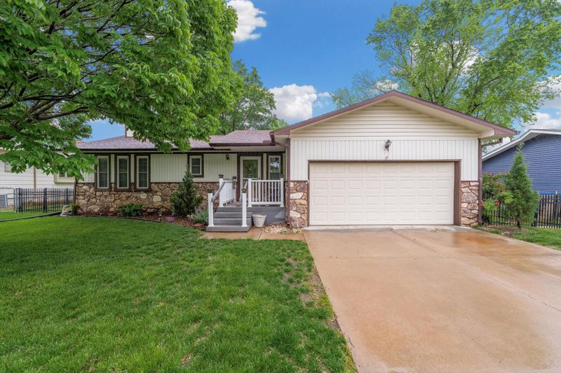 4008 N Edgemoor St, Bel Aire, KS 67220