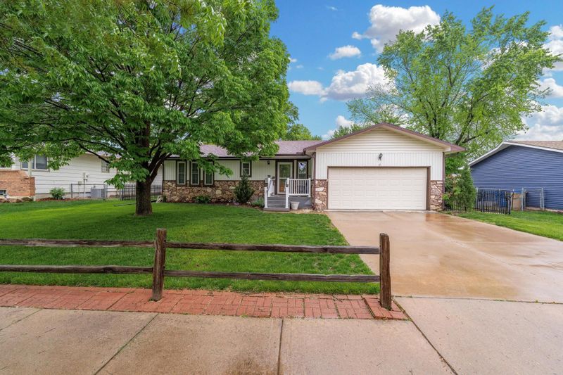 4008 N Edgemoor St, Bel Aire, KS 67220
