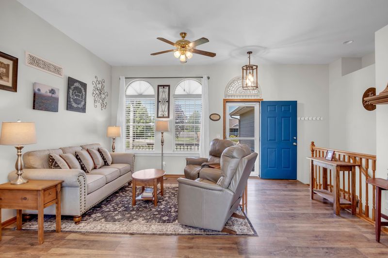 1430 Redbud Ct, Halstead, KS 67056