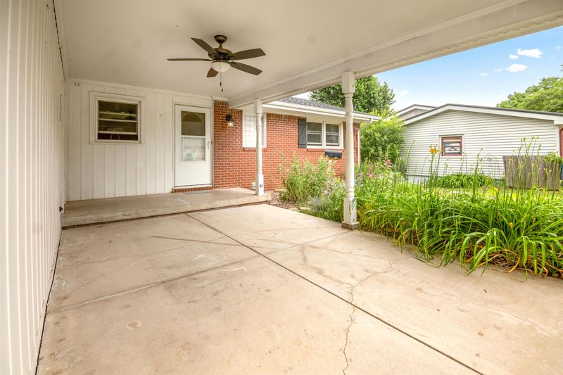 1424 N Community Dr, Derby, KS 67037