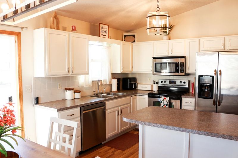 1317 E Hurley St, Haysville, KS 67060