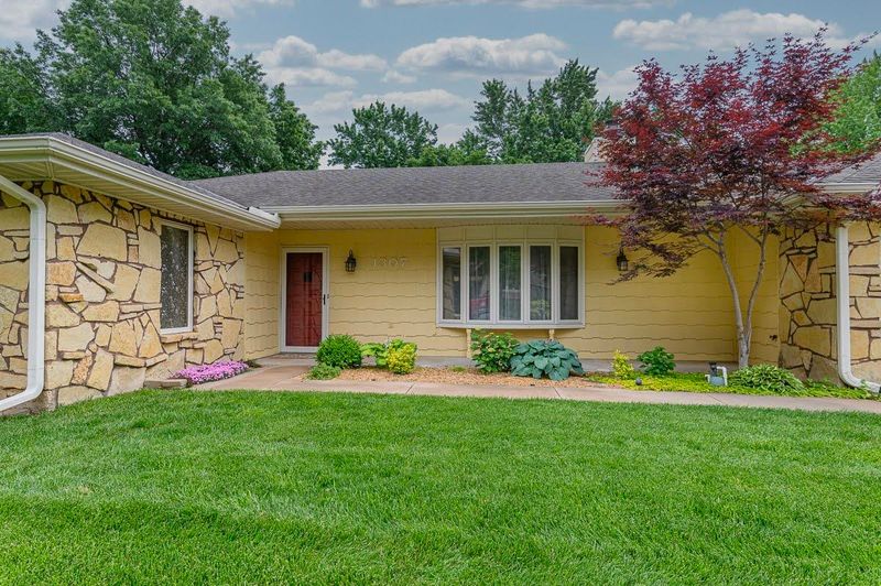 1307 E Cresthill Rd, Derby, KS 67037