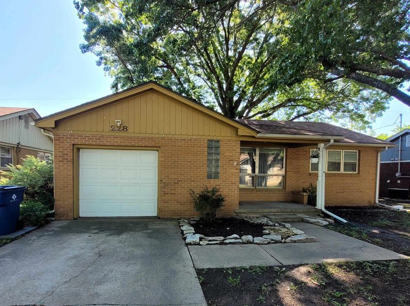 228 Marriott Dr, Eureka, KS 67045