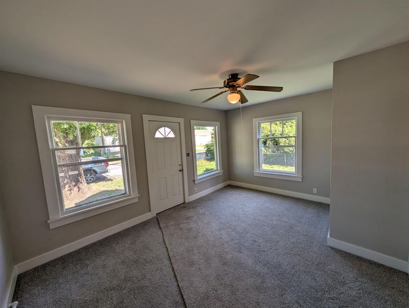 1015 S Walnut St, Newton, KS 67114