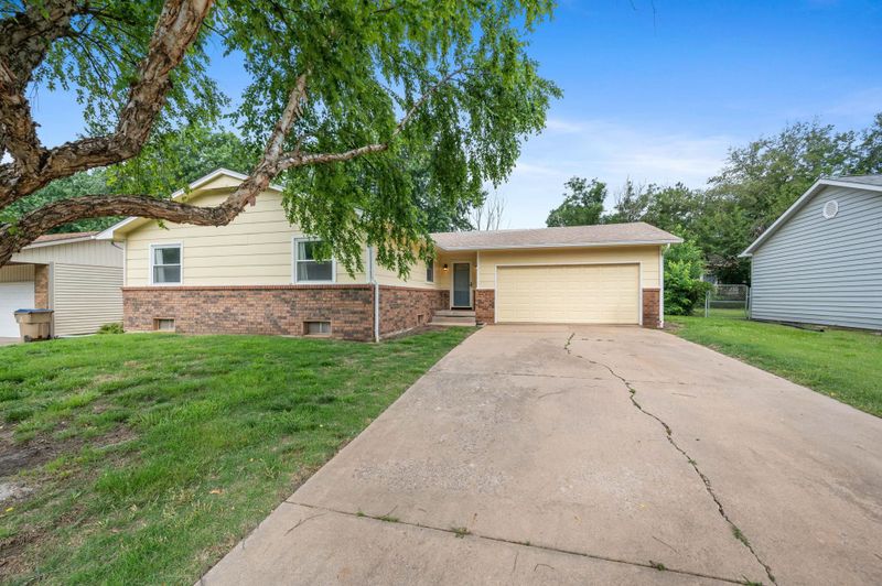 4015 Clarendon St, Bel Aire, KS 67220