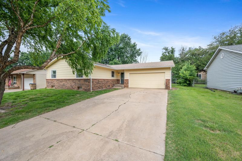 4015 Clarendon St, Bel Aire, KS 67220