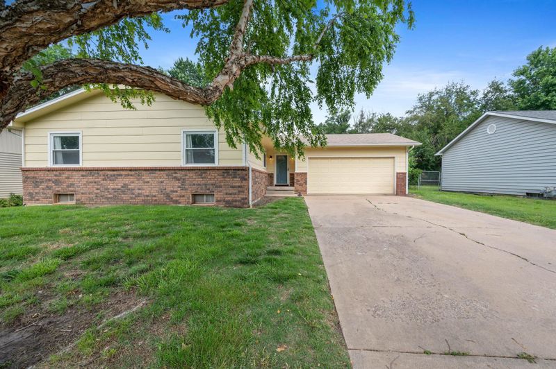 4015 Clarendon St, Bel Aire, KS 67220