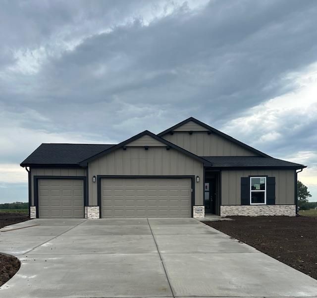 1610 N Emerald Valley Dr, Mulvane, KS 67110