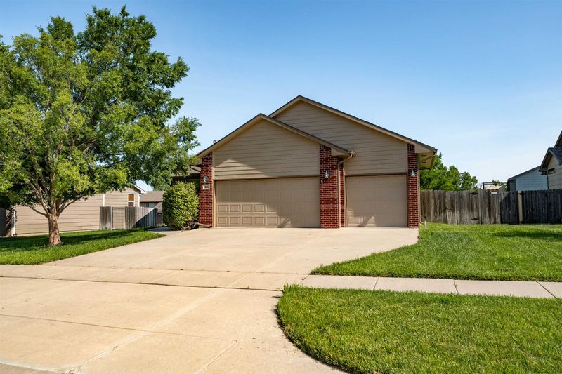876 E Winding Lane St, Derby, KS 67037