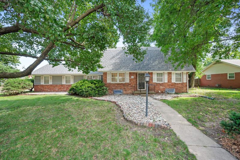 8327 E Willowbrook Rd, Wichita, KS 67207-1135
