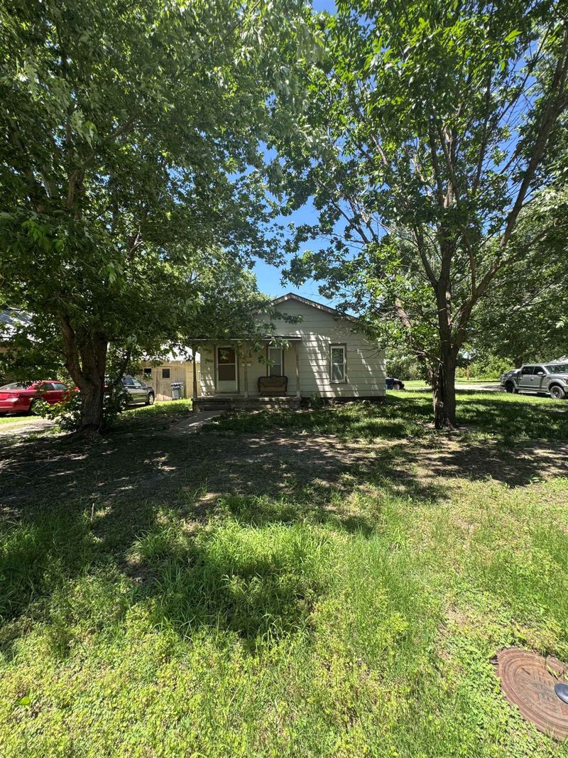 624 E 8th St, Newton, KS 67114