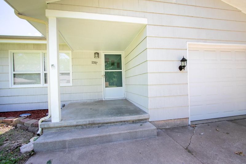 1317 W 9th St, Newton, KS 67114