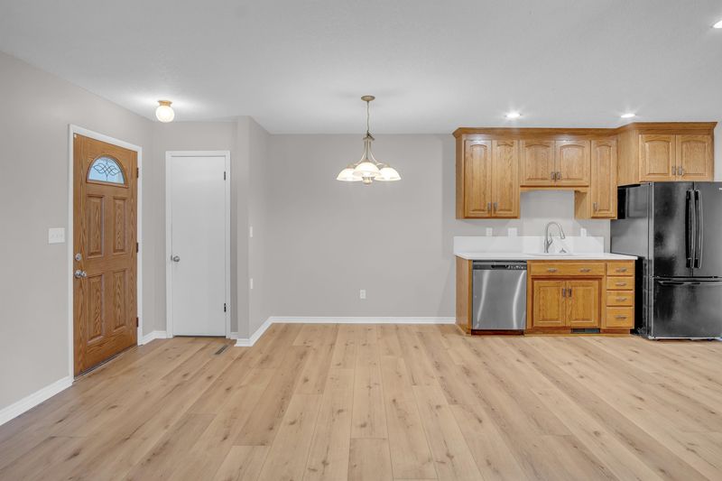 428 Meadowbrook Dr, Newton, KS 67114