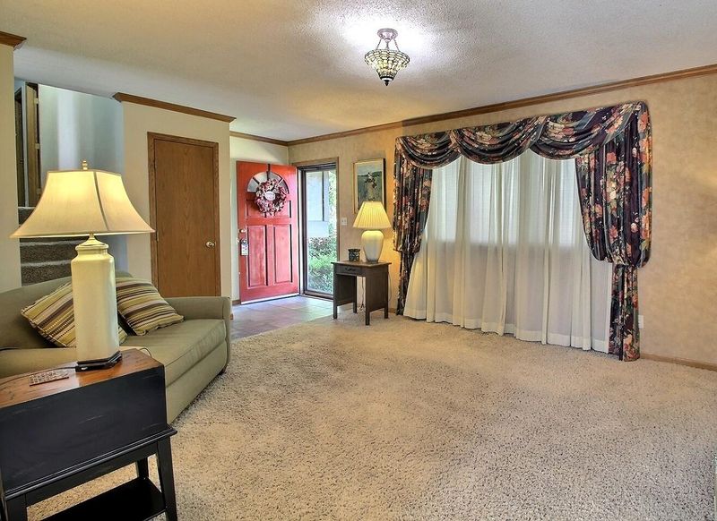 1606 Timberline Dr, Rose Hill, KS 67133